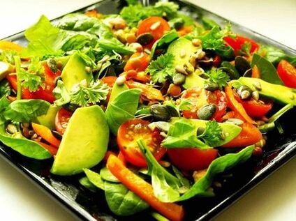 Un piatto con verdure