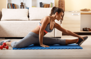 Ragazza che fa sport a casa