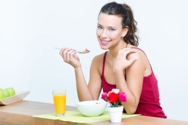 Ragazza che mangia insalata