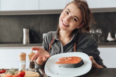 Ragazza giovane con bistecca di trota